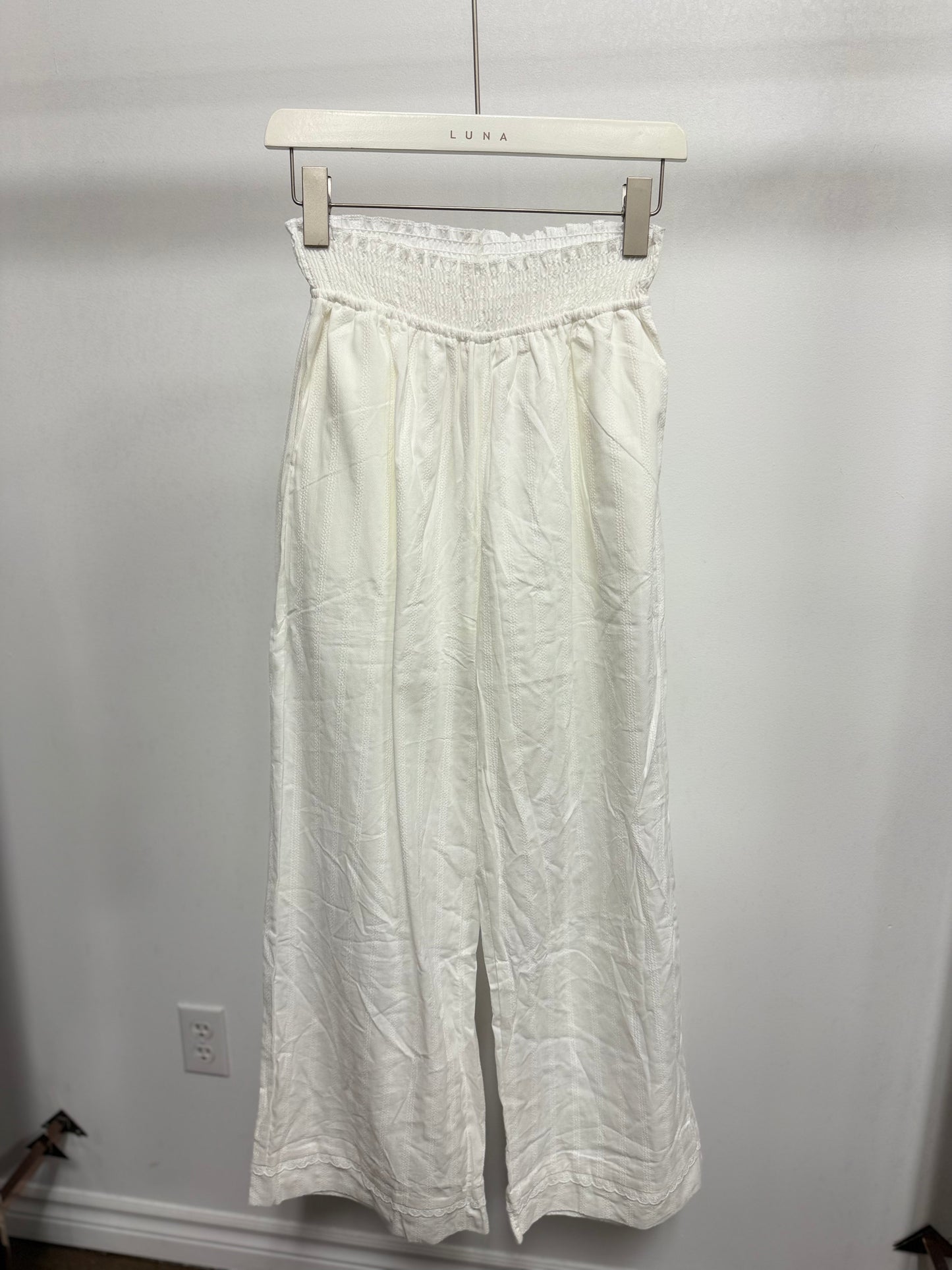 26114B Pure White Lounge Set Bottom