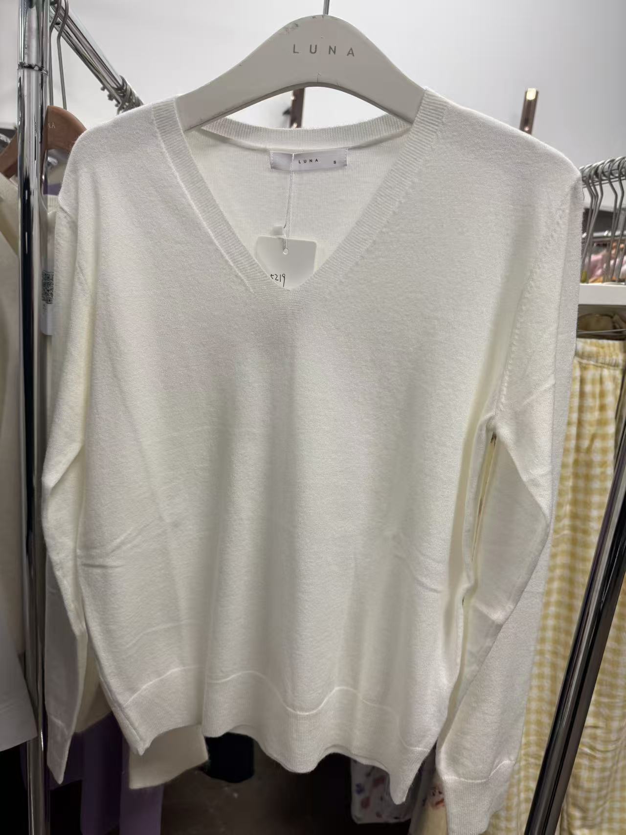 25219 V-neck Sweater