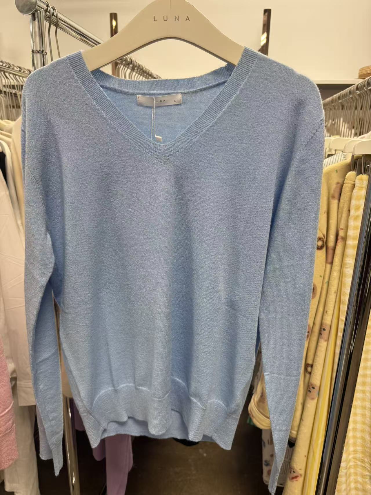 25219 V-neck Sweater