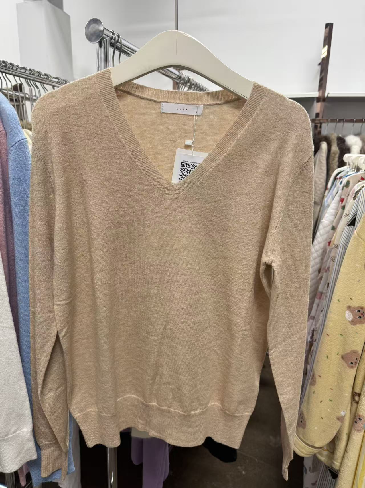 25219 V-neck Sweater